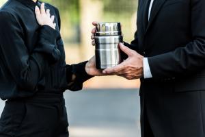 Chiedere l'autorizzazione all'interramento di un'urna cineraria